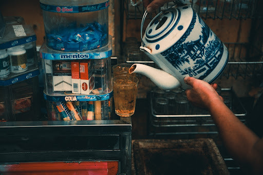 Thức uống miễn phí là trà đá: Ở các nhà hàng hay quán ăn ở Việt Nam, khi khách mới vào ngồi sẽ được phục vụ một ly trà đá vừa mát lạnh vừa miễn phí. Trá đá cũng được bán rất nhiều tại các vỉa hè, khắp các ngõ ngách trên mảnh đất hình chữ S.