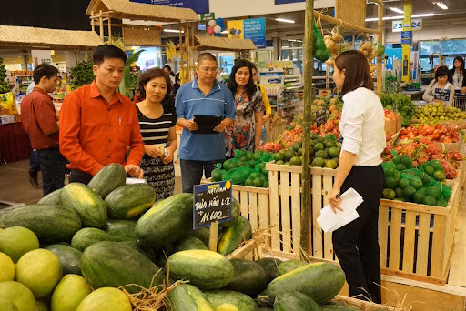 Thói quen mặc cả khi mua đồ: Một trong những điều thú vị và lạ lẫm với khách nước ngoài khi đến Việt Nam đấy chính là thói quen mặc cả khi mua đồ. Người bán thường nói “thách” để chờ người mua trả giá thấp hơn. Những người không may mắn sẽ mua “hớ” món đồ đắt hơn giá trị thực.