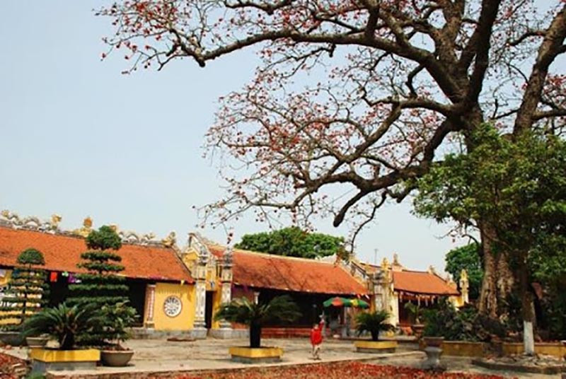 Khi bà qua đời, người dân quanh vùng lập đền thờ, tôn bà làm Phúc thần. Hiện đền Mõ, xã Ngũ Phúc, huyện Kiến Thụy, TP. Hải Phòng là nơi thờ Quỳnh Trân công chúa đời nhà Trần.