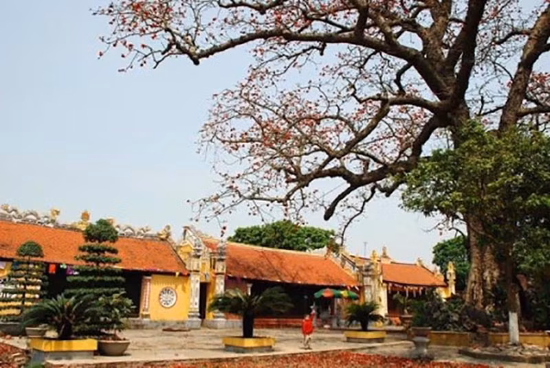 Khi bà qua đời, người dân quanh vùng lập đền thờ, tôn bà làm Phúc thần. Hiện đền Mõ, xã Ngũ Phúc, huyện Kiến Thụy, TP. Hải Phòng là nơi thờ Quỳnh Trân công chúa đời nhà Trần.