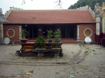 Các nghi lễ cổ truyền được tái hiện trong lễ hội, đặc biệt là môn vật cầu, một trò chơi mà lúc sinh thời công chúa Quỳnh Trân -Thiên Thụy rất ưa thích.