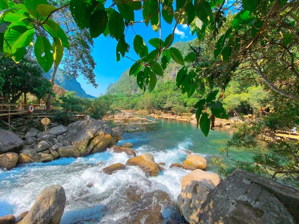 Suối Nước Moọc: Ẩn dưới tán rừng già âm u, rậm rạp phủ kín trong vườn quốc gia Phong Nha - Kẻ Bàng xung quanh là những vách núi đá vôi cao vút, suối Nước Moọc như một viên ngọc bích trong vắt đầy bí ẩn.