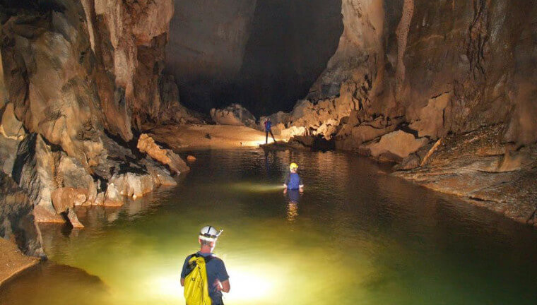Hang Tối: Hang được các nhà thám hiểm Hoàng gia Anh khảo sát vào năm 1990 và 1992. Hang Tối vừa là hang nước, vừa là hang khô với chiều dài 5.258m, cao 80m. Hang còn nguyên sơ với hàng ngàn cột nhũ đá hình thù đa dạng là nơi ẩn cư của nhiều loài động vật như dơi, chim én.
