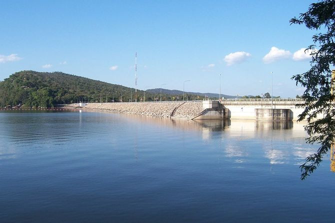 Từ trên công trình, bạn cũng có thể nhìn xuống toàn cảnh núi rừng Tây Nguyên, vào hoàng hôn hay những ngày không có nắng, mây khói Tây Nguyên giăng giăng khắp lối tạo nên một khung cảnh như ở cõi tiên.