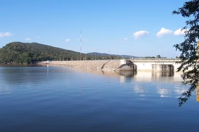 Từ trên công trình, bạn cũng có thể nhìn xuống toàn cảnh núi rừng Tây Nguyên, vào hoàng hôn hay những ngày không có nắng, mây khói Tây Nguyên giăng giăng khắp lối tạo nên một khung cảnh như ở cõi tiên.