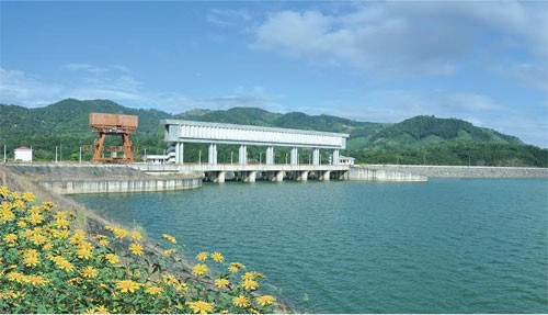 Từ cổng chính của nhà máy, có thể phóng tầm mắt ra xa để nhìn toàn cảnh hồ chứa nước rộng lớn. Ngoài vai trò tích trữ nước dùng cho việc phát điện, lòng hồ còn là nơi sinh sống của rất nhiều loài thủy sinh nước ngọt.