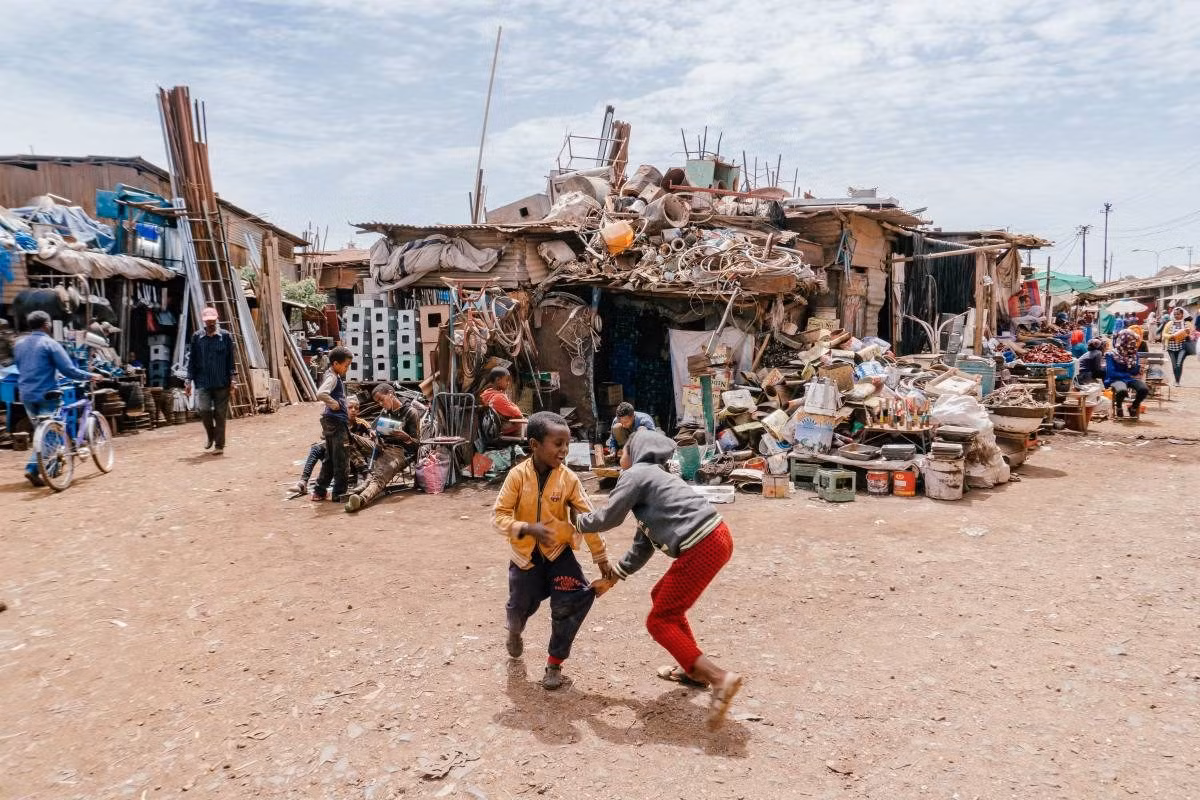 Có rất nhiều ngôn ngữ hiện đang được sử dụng thường nhật tại Eritrea. Quốc gia này có hai ngôn ngữ chính đồng thời là ngôn ngữ văn phòng chủ yếu là tiếng Tigrinya và tiếng Ả Rập. Tuy nhiên, tiếng Ý và tiếng Anh cũng được sử dụng rộng rãi.