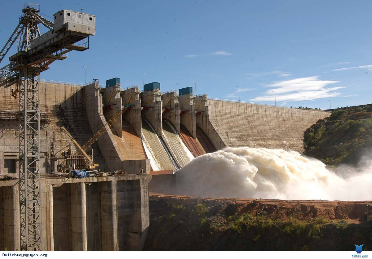 Một điều đặc biệt là phần lớn các hạng mục của nhà máy thủy điện Ialy được xây dựng ngầm trong lòng núi.