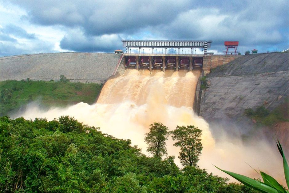 Mùa khô năm 1993-1994 qua sông bằng cầu phao, mùa lũ đi bằng phà. Năm 1995 đi từ bờ trái sang bờ phải bằng cầu cứng tạm lắp qua kênh dẫn dòng bờ phải. Mùa khô năm 1997 sau khi đã đắp đập lấp kênh thì dỡ cầu phao, giao thông đôi bờ đi qua tuyến đập đang đắp dở.