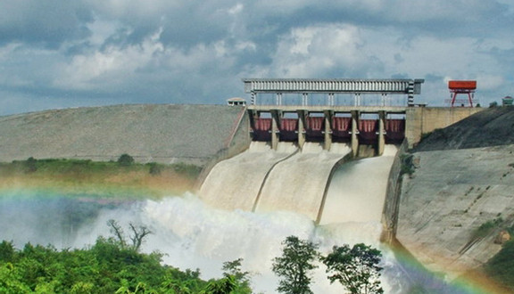 Tiến gần tới đập xả nước, bạn sẽ được chiêm ngưỡng thác nước khổng lồ từ trên cao chảy xuống, đặc biệt là vào những dịp xả lũ. Đập xả lũ gồm có 6 van cửa, mỗi van cửa rộng tới 15m, sức nước chảy mạnh tung bọt trắng xóa, đôi khi còn được thấy cả dải cầu vồng.