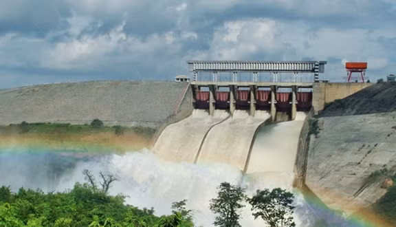 Tiến gần tới đập xả nước, bạn sẽ được chiêm ngưỡng thác nước khổng lồ từ trên cao chảy xuống, đặc biệt là vào những dịp xả lũ. Đập xả lũ gồm có 6 van cửa, mỗi van cửa rộng tới 15m, sức nước chảy mạnh tung bọt trắng xóa, đôi khi còn được thấy cả dải cầu vồng.