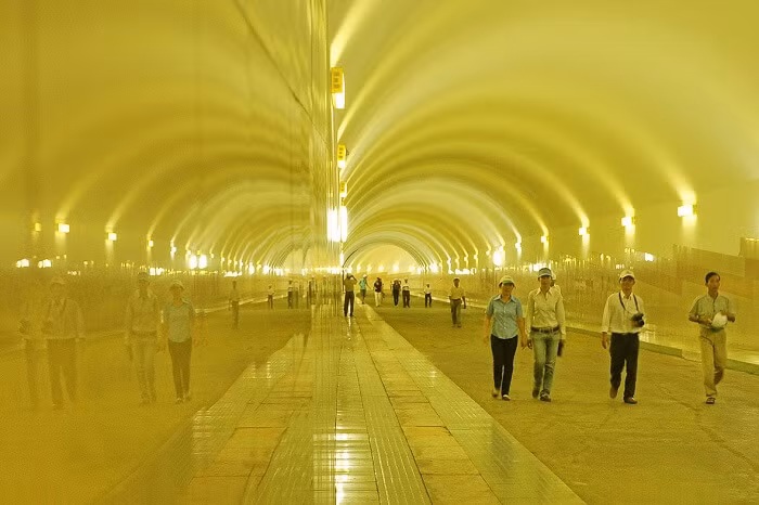 Dưới lòng đất là gian máy ngầm, chính là nơi đặt bốn tổ máy khổng lồ cùng hệ thống quạt thông gió hoạt động suốt ngày đêm.