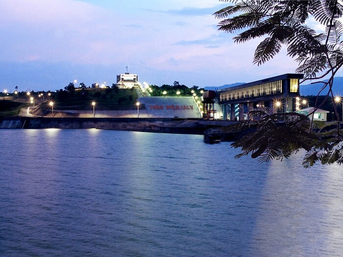 Với tổng công suất lắp đặt 720 MW và điện lượng bình quân là 3,68 tỉ KWh, nhà máy thủy điện Ialy khởi công xây dựng ngày 4/11/1993, khánh thành ngày 27/4/2003. Tổ máy đầu tiên phát điện ngày 12/5/2000 và tổ máy cuối cùng hoà vào lưới điện quốc gia ngày 12/12/2001.