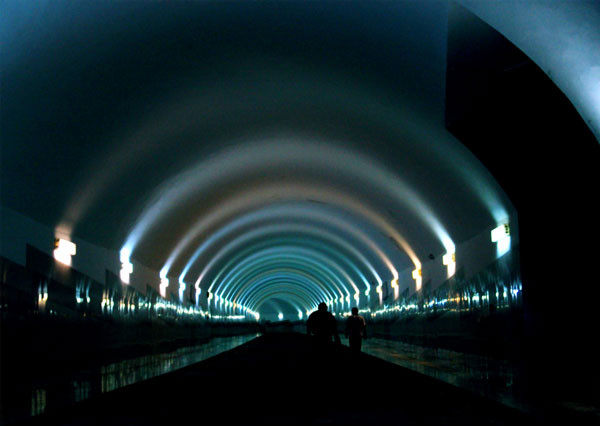 Đừng bỏ lỡ chuyến tham quan "cung điện" ngầm dưới lòng đất. Thực chất đây là con đường ngầm dài tới 600 m xuyên qua lòng núi của công trình thủy điện hiện đại này. 