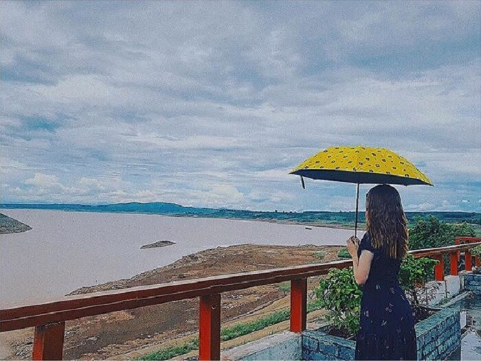 Đường đến đập thủy điện rất đẹp, núi đồi trập trùng, cao nguyên bát ngát, xen lẫn với những cánh rừng nguyên sinh bạt ngàn. Đặc biệt là cảnh đẹp nên thơ của sông Sê San, con sông xanh biếc, uốn lượn như một dải lụa vắt ngang qua các khe núi, trôi lững lờ bên những cánh rừng rậm rạp.