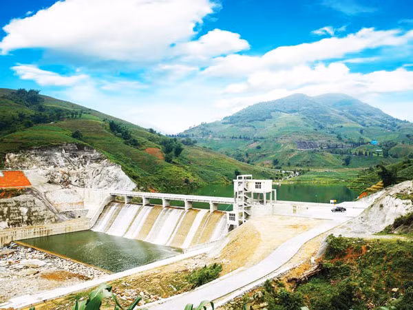 Thủy điện có chiều dài đỉnh đập 1.142,0 m, đập cao 71,0 m. Tràn xả lũ gồm 6 cửa. Mỗi cửa rộng 15 m. Lòng hồ thủy điện Ialy rộng tới 64,5 km2.