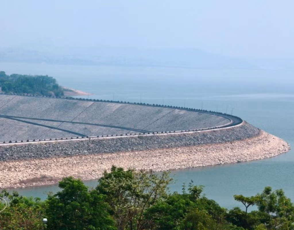 Khi xây dựng, khối lượng công tác chính gồm đào đất đá 7,7 triệu m3, trong đó đào ngầm 854 nghìn m3, đắp đất đá các loại 8,7 triệu m3, bê tông 574 nghìn m3, với gần 240 nghìn m3 bê tông ngầm, lắp đặt gần 20 nghìn tấn thiết bị.