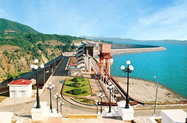 Ngoài tiềm năng về sản xuất điện, công trình thủy điện Ialy còn tạo nên một hồ nước rộng lớn trong xanh nằm giữa núi rừng Tây Nguyên với diện tích bề mặt hồ 64,5km2 và dung tích 1,03 tỷ m3.