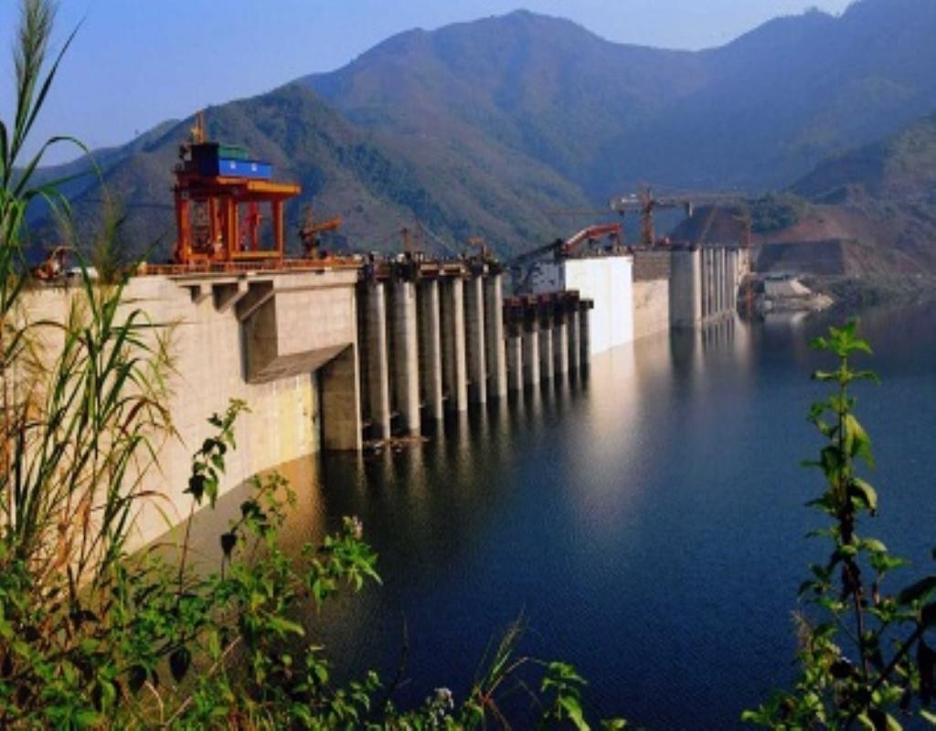 Nhưng khó nhất, phức tạp nhất vẫn là đào hầm. Để phục vụ thi công hệ thống công trình ngầm, các nhà khoa học đã thiết kế một hệ thống 14 hầm phụ với tổng chiều dài trên 4,5 km để đi đến mọi vị trí cần thiết.