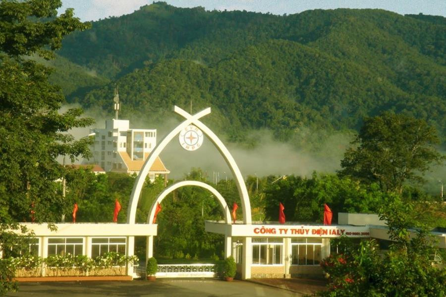 Bên dòng sông Sê San rộng lớn chính là công trình thủy điện Ialy, thuộc địa bàn 2 huyện Chưpăh, tỉnh Gia Lai và huyện Sa Thầy, tỉnh Kon Tum.