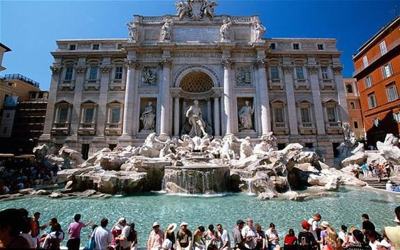 Lượng tiền xu được du khách ném xuống đài phun nước Trevi, Rome mỗi ngày có giá trị lên tới 3.000 euro (hơn 80 triệu đồng). Số tiền này được quyên góp cho các hội từ thiện. Theo nhiều truyền thuyết, ném một đồng xu ở đài phun nước Trevi sẽ cho bạn cơ hội trở lại "thành phố vĩnh hằng".