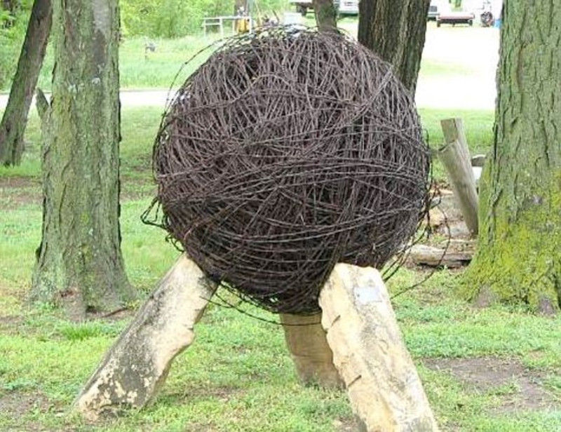 Bảo tàng dây thép gai Kansas, Mỹ: Bảo tàng sở hữu hơn 2.000 loại dây thép gai khác nhau được sử dụng cho nhiều mục đích và tại nhiều nơi. Hiệp hội Dây thép gai cổ, một hiệp hội của viện bảo tàng, thậm chí còn xuất bản một tạp chí riêng về các mẫu dây thép gai mới nhất.