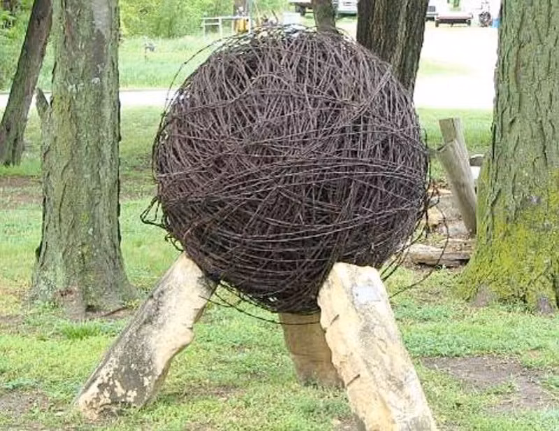 Bảo tàng dây thép gai Kansas, Mỹ: Bảo tàng sở hữu hơn 2.000 loại dây thép gai khác nhau được sử dụng cho nhiều mục đích và tại nhiều nơi. Hiệp hội Dây thép gai cổ, một hiệp hội của viện bảo tàng, thậm chí còn xuất bản một tạp chí riêng về các mẫu dây thép gai mới nhất.