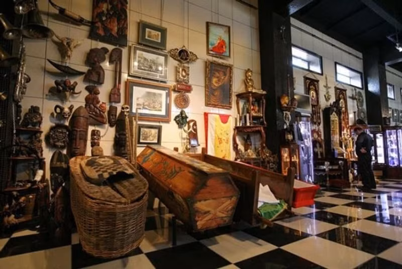 Bảo tàng tang lễ, Nga: Bảo tàng này thường tổ chức các cuộc triển lãm về quy trình hỏa táng, ướp xác và các hình thức bảo quản thi thể khác được sử dụng ở nhiều quốc gia trên toàn thế giới. Các loại quần áo người ta mặc trong tang lễ cũng như các loại quan tài khác nhau cũng được trưng bày.