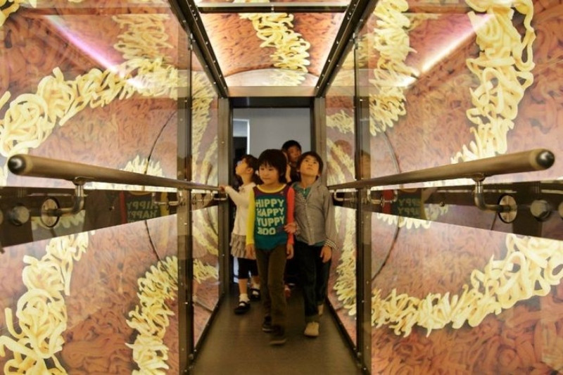 Bảo tàng mì tôm, Nhật Bản: Bạn có thể vui chơi cả ngày quanh dãy hành lang trưng bày vô số sản phẩm mỳ ăn liền (mì tôm) từng được sản xuất hoặc tham gia các trò chơi tổ chức tại triển lãm. Quan trọng nhất, bạn sẽ được nhận một cốc mì ngay sau chuyến tham quan.