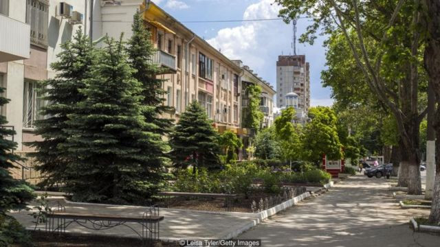 Mỗi năm, ước tính khoảng 20.000 du khách đến Transnistria. Phần lớn họ đều mua tour một ngày và di chuyển từ Moldova.