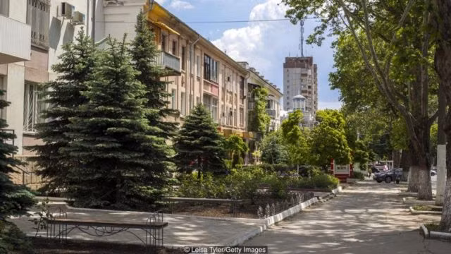 Mỗi năm, ước tính khoảng 20.000 du khách đến Transnistria. Phần lớn họ đều mua tour một ngày và di chuyển từ Moldova.