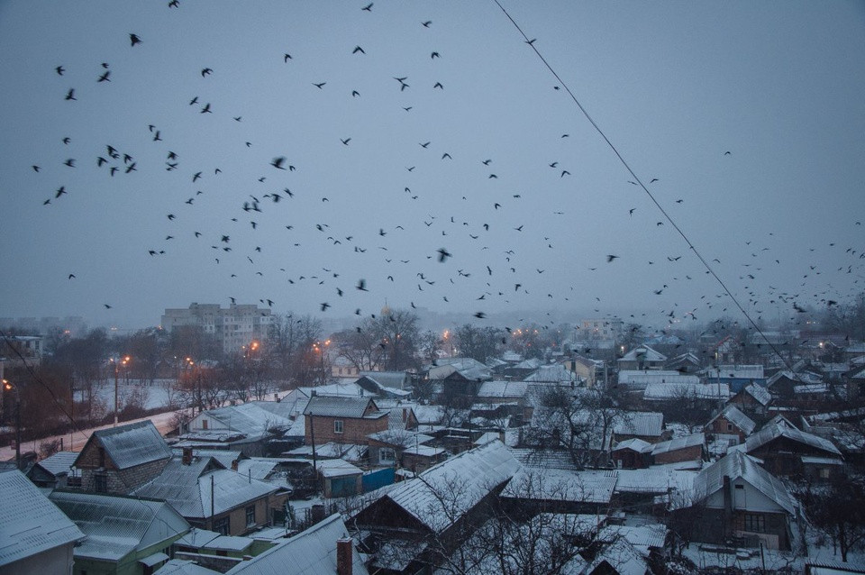 Cuộc sống về đêm không diễn ra ồn ào. Mọi thứ rất vắng lặng, sự đông đúc buổi sáng được nhường chỗ cho những chiếc xe bus cũ, chạy ầm ầm dọc theo những con đường bê tông.