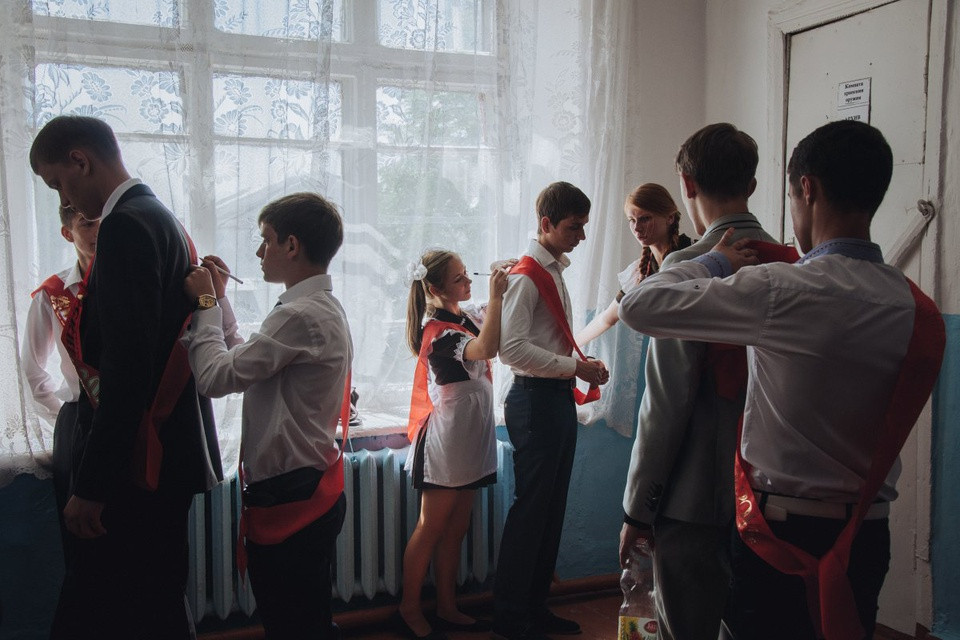 Tuy nhiên, Transnistria đang đối mặt với tình trạng người trẻ rời đất nước để sang các quốc gia láng giềng học tập hoặc làm việc. Những người ở lại chấp nhận thực trạng thất nghiệp, lương thấp...