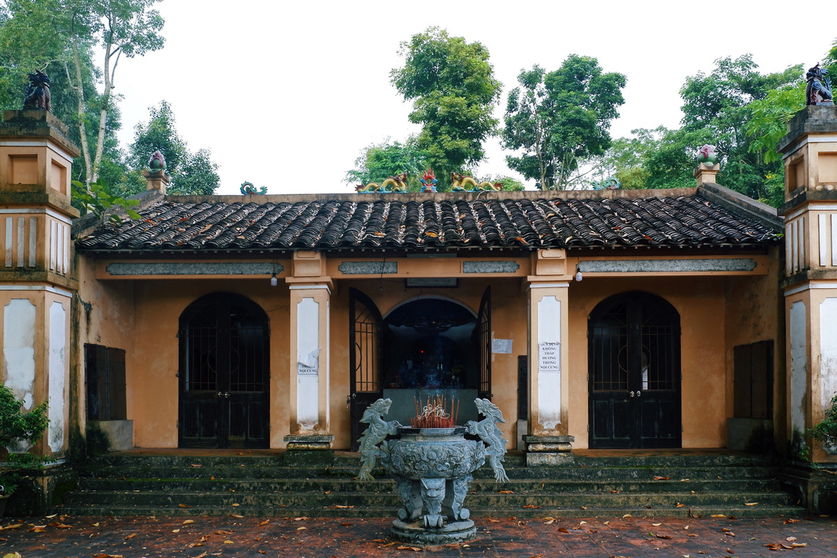 Tuyến 2: Tuyến tham quan “Trở về nguồn cội”: Các điểm dừng chân của tuyền này gồm Đền Dẻ Đoóng, hang Ngườm Bốc, đền Vua Lê, Vườn Đá, Ngườm Slưa, hóa thạch Cúc Đá, trọng tâm là Khu di tích quốc gia đặc biệt Pác Bó.