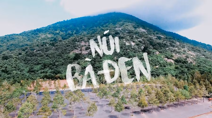 Tương truyền rằng vào cuối thế kỷ 18, một chàng thanh niên tên Lê Sỹ Triệt (quê Tràng Bảng, Tây Ninh) có tài cao, chí lớn. Chàng phải chia tay người yêu là Lý Thị Thiên Hương lên đường tòng quân.