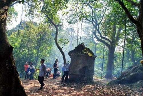 Theo sử sách và văn bia ghi lại, từ xưa trên núi Thần Đinh có chùa Kim Phong cổ tự, một ngôi chùa được dựng bằng tranh tre từ thời Hậu Lê và được xây lại bằng gạch dưới thời Nguyễn (1829).