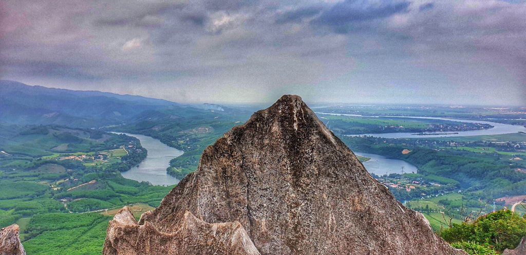 Núi Thần Đinh có độ cao 405m so với mực nước biển, đứng từ xa cả vùng núi hiện lên hệt như một đụn rơm lớn với phần đỉnh được san bằng. 