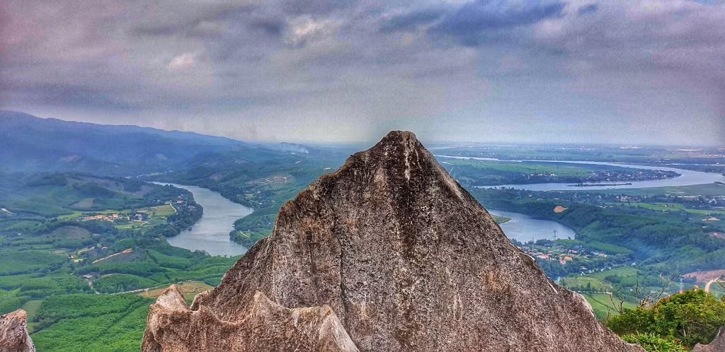 Núi Thần Đinh có độ cao 405m so với mực nước biển, đứng từ xa cả vùng núi hiện lên hệt như một đụn rơm lớn với phần đỉnh được san bằng. 