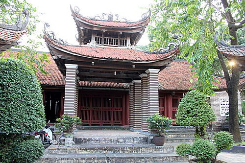 Trong đình có tượng Lý Ông Trọng cao 3,5m gần chấm mái đình, bên cạnh là tượng công chúa Bạch Tĩnh Cung (vợ ông) cao 3m.