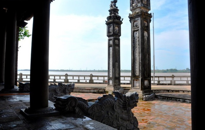 Mỗi khi thấy quân Hung Nô từ xa kéo đến, hàng chục binh lính Tần lại dùng sức đẩy cho bức tượng cử động. Từ xa, quân Hung Nô lầm tưởng Lý Ông Trọng còn sống nên sợ hãi bỏ chạy tháo thân, không dám bén mảng tới nước Tần nữa.