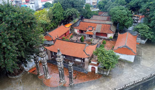 Thân thế và sự nghiệp của của Lý Ông Trọng- Đức Thánh Chèm mang màu sắc huyền bí, phần vì trải qua nghìn năm Bắc thuộc sử sách không còn, ghi chép về ông là do đời sau biên soạn, phần vì sự hiển linh của ông mang tính huyền thoại và được truyền miệng trong dân gian.