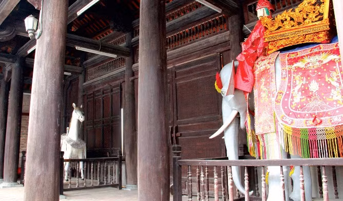 Từ sự tích này, dân gian có bài thơ về sự linh thiêng của ông: “Võ giỏi văn tài đấng trượng phu/ Hàm Dương đồng tượng khiếp quân Hồ/ Vĩnh Khương ứng mộng bàn kinh truyện/ Hương lửa trời Nam vững đế đồ”.