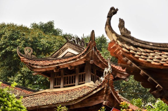 Ngoài ra, trong đình Chèm có hai câu đối ca ngợi khí phách của Đức Thánh Chèm: “Mặt trời phương Nam còn sáng mãi, ghi công trong lòng người không phai nhạt/ Sự nghiệp, trung hiếu, liêm khiết từ xưa còn lưu truyền”.