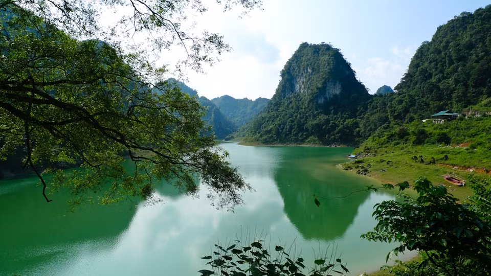 Hồ Thăng Hen: Đây là quần thể hồ-hang-sông và hang ngầm. Quần thể hồ Thăng Hen đã ghi nhận đến nay gồm 36 hồ tự nhiên liên thông với nhau qua hệ thống các hang, sông ngầm.