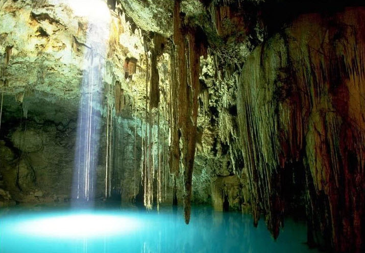 Động Tiên Sơn là nơi có thạch nhũ và măng đá kỳ vĩ huyền ảo như trong động Phong Nha nhưng lại có nét riêng là các âm thanh phát ra từ các phiến đá và cột đá khi được gõ vào vang vọng như tiếng cồng chiêng và tiếng trống.