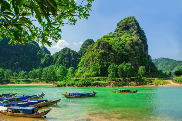 Phong Nha – Kẻ Bàng được ví như một bảo tàng địa chất khổng lồ có giá trị và mang ý nghĩa toàn cầu. Nơi đây sở hữ các địa điểm đẹp như mơ và đầy bí ẩn khiến khách quốc tế ngất lịm khi ghé thăm.