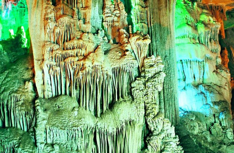 Động Tiên Sơn (động Khô): Đây là một động đẹp nổi tiếng ở khu vực Phong Nha – Kẻ Bàng có chiều dài là 980 m. Từ cửa động đi vào khoảng 400 m có một vực sâu chừng 10 m, tiếp sau đó là động đá ngầm tiếp tục dài gần 500 m, khá nguy hiểm nên du khách chưa được phép đến khu vực này chỉ tham quan tới khoảng cách 400 m từ tính từ cửa động.