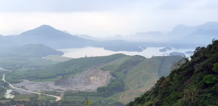 Ngoài ra, ở độ cao 342m trên núi Thần Đinh, đứng trên đỉnh núi có thể ngắm nhìn cảnh sắc tươi đẹp của vùng đất Quảng Ninh với dòng Đại Giang hiền hòa uốn mình lúc ẩn, lúc hiện dưới chân núi, sau những rặng cây xanh. Tất cả tạo nên vẻ đẹp hoang sơ, huyền ảo.