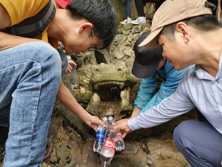 Ngày nay, người dân đến ngoạn cảnh Thần Đinh thường mang theo chai nước để lấy ít nước từ giếng Tiên về dùng, coi như nguồn nước tinh túy từ chốn thần tiên với bao điều mong ước.