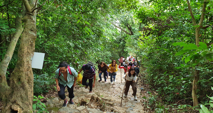 Cảnh vật trên núi Thần Đinh bây giờ trông không khác mấy so với những gì mà sách Đại Nam Nhất Thống Chí đã từng mô tả: Sườn núi có động sâu thẳm rộng rãi, cửa động hẹp phải nghiêng mình mà vào một hồi mới rộng. Trong động có hai tầng.